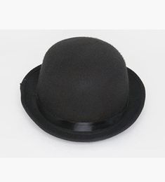 Dieser 5" High-Crown- Deluxe- Derby aus Filz mit innenliegendem Größenband rundet jedes formelle Outfit oder Kostüm ab. Perfekt für formelle Anlässe, Abschlussbälle, Steampunk, Clockwork Orange, Theaterproduktionen, Halloween, Charlie Chaplin, Cosplay, Viktorianisch/Steampunk, Tanzeinlagen und mehr! Andere Kostüme und Accessoires werden auf unserer Seite separat verkauft – je nach Verfügbarkeit. Wird in Einheitsgröße geliefert und passt den meisten Erwachsenen und Teenagern, ist aber aufgrund des innenliegenden Größenbands flexibel. Formal Black Brimmed Costume Hats And Headpieces, Fitted High Crown Costume Hats For Themed Events, Formal Black Brimmed Costume Hat, Fitted High Crown Hats For Themed Events, Formal Black Costume Hats With Curved Brim, Black Top Hat With Short Brim For Formal Occasions, Black Formal Costume Hat With Curved Brim, Formal Black Winter Top Hat, Black Formal Hats For Halloween