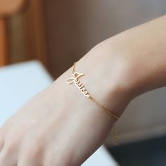 H A N D W R I T T E N - B R A C E L E T A meaningful gift for your friend, mom, friend, loved one or just a special treat for yourself.  We can make this personalized name bracelet as you wish. - Material: Solid 925 Sterling Silver - Finish: Silver - 14K Gold Plated - Rose Gold Plated - Necklace is 40cm-16 '' long and has a 5cm-2 '' extension chain. Do not hesitate to contact us for your different size requests. All of our items are made of high quality Solid 925 Sterling Silver and are lovingly Mom Friend, Everyday Bracelet, Bracelet Simple, Elegant Bracelet, Bff Gifts, Custom Name Necklace, Custom Earrings, Name Bracelet, Personalized Bracelets