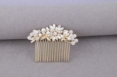 Neither Too Big Nor Too Small! This exquisite hair comb is so lovely and sturdy! The proper size make this light-weighted hair piece both suit for long & short hair up do. This hair piece is perfect as a side or back hair accessory. Stay securely, no worry of falling off! ♥ Comb Size: the width is about 3 inches, height is about 1 1/2 inches; ♥ Comb Color: available in silver, yellow gold, rose gold. Please select from drop down options. (* w/o = without) ♥ Materials: clear rhinestones, crys Rose Gold Wedding Headpiece, Gold Bridal Hair Comb, Short Hair Up, Gold Hair Comb, Wedding Clip, Floral Accessories Hair, Bridal Hair Clip, Rose Gold Crystal, Bridal Comb