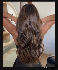 Carmel Highlights On Brown Hair Light, What Hair Color Is Best For Me, Natural Brown Hair With Highlights, Warm Balayage Brunettes, Hairstyles Color Ideas, Latte Balayage, Brown Curled Hair, Caramel Highlights On Brown Hair