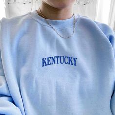 "*SIZES ARE UNISEX* -For women, I'd suggest your usual size for a regular fit (size up for a more relaxed fit). Men should size up for a more relaxed fit. *these sweatshirts are extra comfy when oversized \"KENTUCKY\" embroidered on a comfy cute crewneck. A sturdy and warm sweatshirt bound to keep you warm in the colder months. A pre-shrunk, classic fit sweater that's made with air-jet spun yarn for a soft feel and reduced pilling. Your new favorite sweatshirt! *Black sweatshirt- white embroider Anna Aesthetic, Relaxed Fit Men, Kentucky Sweatshirt, Cute Crewneck, University Crewneck, Vintage University, Sweatshirt White, University Of Kentucky, Sweatshirt Women