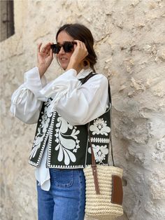 Zara Embroidered Vest Outfit, Embroidered Vest Outfits, Floral Vest Outfit, Vest Street Style, Japan Outfits, Zara Vest, Trendy Outfit Inspo, Zara Outfit, Transition Outfits