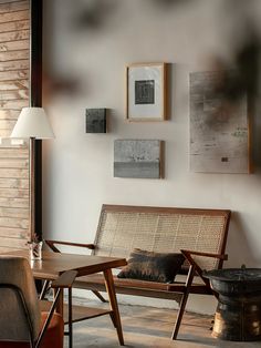 a wooden bench sitting next to a lamp in a living room