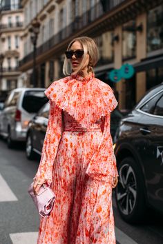 Paris Street Style Spring 2020 DAY 7 | The Impression Paris Street Style Spring, Street Style Aesthetic, English Room, Street Style Spring, Street Style Summer, Dresses Elegant, Paris Street Style, Style Spring