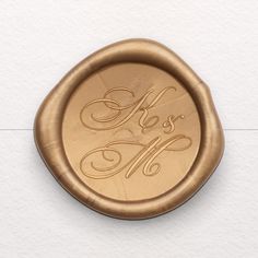 a waxed seal with the letters f and f on it's side is shown