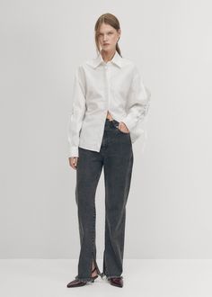 Camisa blanca con lazo en la espalda y aberturas
Enfocados en el lado delicado de las camisas, hemos diseñado la blusa Sugar. Confeccionada en algodón orgánico 100%, tiene todas las características de una camisa de botones clásica con la adición de lazos en la espalda y aberturas en las mangas. Al usarla, déjala por fuera para lucir cómo se recoge por detrás en la parte baja de la espalda. Brown Leather Sneakers, Black Leather Ballet Flats, Vegan Boots, Tie Shirt, Leather Ballet Flats, Heeled Loafers, Cut Shirts, Winter Sale, Grey Leather