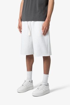 Our Ultra Baggy Sweatshorts are crafted from cotton fleece for unmatched quality and comfort. Featuring a garment-dyed fleece for a luxurious feel and these sweatshorts offer an ultra baggy, yet refined fit. The unique combination of a ultra baggy fit and contrast drawcord brings a modern twist to your every day wardrobe. details Style: Ultra Baggy Fit Style: Contrast Drawcord Composition: 100% cotton Model Info: 6’1, 140 lbs, wearing a size medium 140 Lbs, Cotton Fleece, Fit Style, Baggy Fits, Heathers, Fitness Fashion, Heather Grey, Every Day, Composition