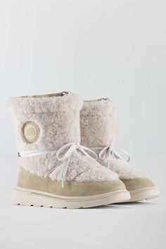 The Demma Shearling Puffer Boot is an insulated boot that delivers lightweight warmth in an all-over shearling boot. Destined for après activities and city sidewalks, the Demma is available in a neutral palette to accentuate the textures and three sets of laces for ultimate versatility. Canada Goose Boots, Monochromatic Minimalist, S Activities, Long Parka, Shearling Boots, Swag Shoes, Ski Trip, Neutral Palette, Boots And Sneakers