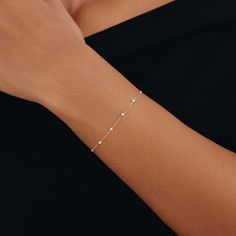 Ce bracelet à diamants en or 14 carats est un superbe bijou que chaque femme devrait posséder. Son design délicat, orné de diamants scintillants, en fait un accessoire intemporel qui complète n'importe quelle tenue. Fabriqué en or véritable 14 carats, ce bracelet délicat promet non seulement une durabilité, mais constitue également un cadeau inoubliable pour la femme spéciale de votre vie. Ce magnifique bijou en or véritable impressionnera tout le monde par son style impeccable.


 Pièces artisa Station Bracelet, Minimalist Accessories, Real Gold Jewelry, Dainty Bracelet, Solid Gold Chains, Diamond Glitter, Bezel Set Diamond, Dainty Bracelets, Timeless Accessories