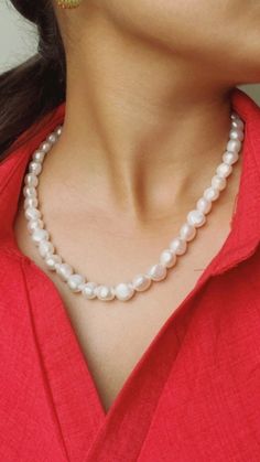 Natural Freshwater Baroque Pearl Necklace is timeless and can be worn by any age group women. Historically worn by queens.  Take it along for those special, close-to-heart moments. -925 Sterling Sliver  -16" + 2" (inches) necklace length -Natural Fresh Water Pearls -Hypoallergenic - Perfect for sensitive skin -Occasion- Office wear, Daily wear, Casual wear, Party Wear -Get along with any outfit -Timeless Jewelry, Minimalistic Jewelry, Affordable Jewelry, Lightweight Jewelry Note : Freshwater pearls are rarely identical, so you may find minute differences in your jewelry. Don't worry, it's a sign that they are genuine and natural. Comes with the PURL Jewelry box and authenticity certificate Fresh Water Pearl Necklace, Water Pearl Necklace, Pearl Necklace Wedding, Light Weight Jewelry, Party Kleidung, Jewelry Bridesmaid, Baroque Pearl Necklace, Etsy Bridesmaid Gifts, Necklace Wedding