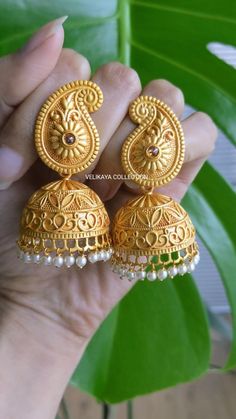 Beautiful matt gold jhumkas with traditional design. Plating color is yellow gold.   Length: 6 cm   Width: 3 cm - Ships out in 1-2 business days from Canada - Free shipping within Canada over CAD 75 - Tracking provided upon shipping - Guaranteed good quality.   Please note color may vary a little due to digital image limitations. Buy matching bangles and bracelets: https://www.etsy.com/ca/shop/VelikayaCollection?section_id=32318583 CUSTOMS and IMPORT TAXES: Buyers are responsible for any customs Brass Jhumkas With Intricate Design, Ornate Brass Jhumkas For Festive Occasions, Gold Dual-tone Temple Jewelry Jhumkas, Ornate Gold Jhumkas, Ornate Brass Jhumkas For Wedding, Jhumka Designs, Gold Jewellry, Handmade Clay Jewelry, Gold Ring Designs