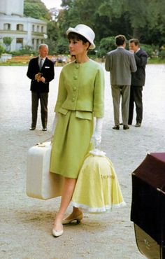 Audrey in Givenchy. So classy! Audrey Hepburn 1960s, Givenchy Suit, 1960s Party, 60s Aesthetic, Mode Prints, Jessica Day, 1960 Dress, Vintage Suit