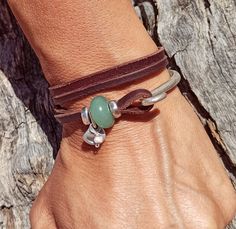 Pulsera de aventurina para mujer, pulsera boho, pulsera de cuero, pulsera de cuero para mujer, joyería boho, joyería boho, pulsera de mujer pertenece a la joyería boho, así como a la joyería boho o joyería hippie cuidadosamente diseñada y fabricada por EndiaDesign. Esta preciosa pulsera de plata está hecha de cuero genuino, una perla, una piedra preciosa aventurina (amatista, cuarzo rosa u gemas ojo de tigre) y piezas de metal zamak, todas ellas en baño de plata de 8 micras de ley. Puedes usar e Casual Leather Jewelry For Festivals, Bohemian Leather Bracelets For Everyday Wear, Unique Adjustable Bracelet With Leather Strap, Handmade Wrap Bracelet Perfect As A Gift, Handmade Leather Wrap Bracelet For Festivals, Bohemian Adjustable Cuff Bracelet For Everyday, Handmade Wrap Bracelet As Gift, Adjustable Leather Strap Bracelet, Bohemian Leather Bracelet For Everyday Wear