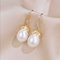 Brand New Women's Hanging Pearl & Diamond Earrings 18k Yellow Gold Plated Sterling Silver Genuine 2ct Lab Created Diamonds Natural Freshwater Cultured Pearls Measurements 1.5" H X .5" W Retail Price $295 Buy With Confidence From A Trusted Seller W/ A 99%+ Rating! A0184 (Id-189-) Accessories Classic, Bridal Earrings Pearl, Pearl And Diamond Earrings, Cz Jewelry, Trendy Earrings, Rose Gold Metal, Classic Jewelry, Bridal Pearls, Party Jewelry