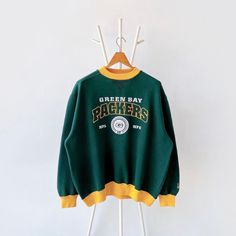 90s Green Bay Packers NFL sweatshirt/ L * PLEASE READ BEFORE PURCHASE * PLEASE consider the PHOTOS before making the decision * The images may DIFFER in appearance from the actual product because we took pictures under daylight.  * PLEASE send your PHONE NUMBER after your purchase for the shipping company to contact you X No returns X No refund Condition : 9/10 More details : look at the pictures  Brand : L Size : L Pit to pit/ Chests : 26/52 inches  Length : 27 inches  Material : cotton Polyest Throwback Fleece Sweatshirt For Fall, Vintage Fall Sweatshirt For Streetwear, Vintage Fall Streetwear Sweatshirt, Throwback Fleece Sweatshirt For College, Oversized Throwback Sweatshirt For Fall, 90s Style Sweatshirt For Game Day, Throwback Oversized Crew Sweatshirt, Oversized Throwback Crew Sweatshirt, 90s Fall Streetwear Sweater