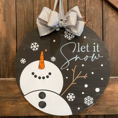 Let It Snow: Round Design & Swappable Design - Paisley Grace Makery Christmas Round Wood Signs Diy, Diy Christmas Door, Round Door Hanger, Circle Crafts, Snowman Door, Snowman Sign, Snow Theme, Door Hangers Diy, Door Signs Diy