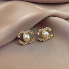 Elegant White Round Shell Pearl Stud Earrings for Women in 14K Gold Over Sterling Silver（5mm） Chanel Pearl Earrings, Vampire Earrings, Handmade Pearl Jewelry, Pearl Earrings Designs, Earrings Double, Chanel Pearls, Mother Of Pearl Jewelry, Pearl And Diamond Earrings, Junior Year