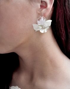 size appr.-35mm The flowers are made of UV resin, each flower is fully created by hand. The jewelry is very light and durable. Flower Earrings Wedding, Romantic Earrings, Wedding White, Earrings White, Earrings Wedding, Floral Bridal, Orchid Flower, White Earrings, Earrings Boho