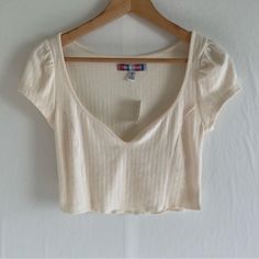 Uo Ivory Crop Top Size M 63% Polyester 33% Cotton 4% Elastane Deep V Neck Approximate Measurements Pit To Pit 15.5” Length 15” New With Tags. No Visible Holes Or Stains. See Pics For More Details. Thanks For Stopping By! 0836 Casual Cream V-neck Top, Off White V-neck Top For Day Out, Cream Cropped Top For Day Out, Fitted Beige V-neck Crop Top, Neutral V-neck Top For Day Out, Beige V-neck Crop Top For Spring, Fitted Beige Tops For Day Out, Neutral Fitted Cropped Tops, Beige Cotton V-neck Crop Top