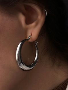 Ces magnifiques boucles d'oreilles demi-lune sont faites pour les plus brillantes et les plus audacieuses✨ Ils sont parfaits à porter au quotidien ou complèteront votre look pour les vacances. Ils sont capables de rendre n'importe quel style plus vivant et plus visible. Ces boucles d'oreilles sont plaquées en argent sterling 925 Taille : Leur diamètre est de 40 mm Poids : 10g (le poids d'une boucle d'oreille est de 5g). ► LIVRAISON * Les commandes sont traitées et déposées à la poste dans un délai maximum de 48h après validation du paiement par la plateforme ETSY (Hors week-end !) * La livraison est GRATUITE à partir de 2 articles ► EMBALLAGE : * Tous les articles sont joliment emballés, prêts à être offerts, dans d'élégantes pochettes en velours pour bijoux. * Votre colis est protégé pour Semi-circle Metal Hoop Earrings, Trendy Crescent Earrings For Pierced Ears, Trendy White Gold Hoop Earrings, Tarnish Resistant Crescent Hoop Earrings, Modern Silver Crescent Earrings, Modern Silver Semi-circle Jewelry, Metal Semi-circle Hoop Earrings For Pierced Ears, Semi-circle Metal Hoop Earrings For Pierced Ears, Metal Semi-circle Hoop Earrings