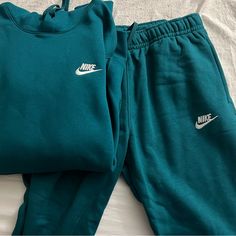 Brand New Never Worn No Rips No Stains New With Tags Bought From Hibbett Size Large Nike Hoodie And Sweatpants Set, Nike Sweatshirt And Sweatpants Set, Green Nike Tracksuit, Comfort Sweat Set, Nike Hoodie And Sweatpants Outfit, Nike Sweat Sets Women, Nike Sweat Sets, Nike Matching Set Outfit, Nike Clothes Aesthetic