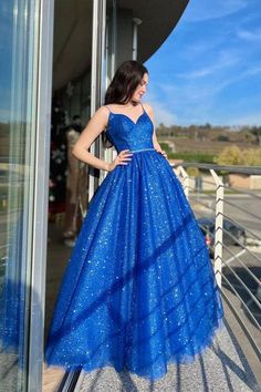 Cette robe de bal longue en tulle bleu coupe A est parfaite pour votre événement spécial. Elle présente une belle silhouette trapèze et est ornée de détails scintillants. Le tissu en tulle ajoute une touche de texture, ce qui en fait un excellent choix pour les occasions bohèmes et formelles. Profitez de l'équilibre parfait entre style et confort pour votre prochain événement.

 Détail de l'article

 Tissu:Tulle
 Silhouette : A-ligne
 Manches : Sans manches
 Couleur : comme sur l'image, coule Tulle Long Prom Dress, Formal Prom Dresses Long, Sparkly Prom Dresses, Belle Silhouette, Spaghetti Strap Prom Dress, Blue Tulle, Bridal Party Dresses, Stunning Gowns, Dress Measurements