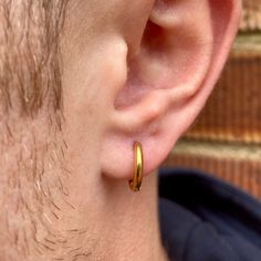 18K Gold Small Huggie Earrings made from stainless steel. Available in gold / silver / black. ✔️Gold colour will last depending on how well they are maintained. We would suggest removing when sleeping or before contacting water. Colour can last for more than 6 months if looked after well. ✔️100% Nickel free- Ideal for daily wear. ✔️Small huggie style - larger sizes and different variations available on our page.  Love them or get your money back. No questions asked! ✔️1mm thick bar - this earrin Stainless Steel Huggie Earrings As Gift, Round Stainless Steel Huggie Earrings As Gift, Pierced Stainless Steel Huggie Earrings, Gold Hoop Earrings Men, Mens Gold Hoop Earrings, Earrings Small Hoops, Earrings Men, Small Gold Hoop Earrings, Mens Earrings Hoop