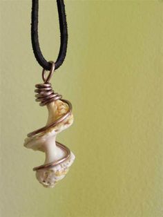 wire wrap shells - Yahoo Image Search Results Seashell Crafts, Shells Jewelry, Kule Ting, Spiral Shell, Sea Jewelry, Seashell Jewelry, Ocean Jewelry, Diy Wire Jewelry, Wire Work Jewelry