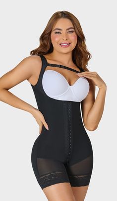 Faja corta con espalda cubierta y tiras anchas ajustables, cuenta con tira superior removible, DOS opciones de broche frontal cubierto y  zipper en la parte inferior. De uso diario y posquirúrgico
Su diseño es totalmente discreto, brinda seguridad y comodidad, es perfecta para controlar, moldear y definir la figura.
Los insumos de la prenda contienen Vitamina E que favorece la cicatrización, suavidad y elasticidad de la piel. Body Shapewear, Wide Straps, Beige Color, Shapewear, Vitamin E, Zipper, Skin, Black, Design