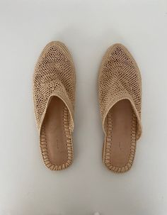 Open back raffia slippers straw Straw Slippers, Straw Shoes, Raffia Shoes, Beautiful Slippers, Feminine Shoes, Wedding Slippers, Burning Man Outfits, Woven Shoes, Hot Boots