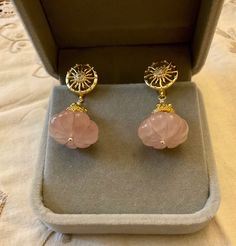 EXCEPTIONAL VINTAGE DESIGNER RICHLY DECORATED GOLD PLATED EARRINGS AND REAL HAND CARVED STONE ROSE QUARTZ. UNIQUE DESIGNER JEWELRY, NATURAL PINK QUARTZ STONE, SUPERB EFFECT. HANDMADE, REMARKABLE JEWELRY, PRETTY HOOK SET WITH TOPAZES. SPARKLING LANCHES. CARVED QUARTZ: 18x 8 mm. DIMENSIONS: 38 x 18 MM. TOTAL WEIGHT: 12.9 gr. In very good shape. LAHOTO BOX NOT INCLUDED. Elegant Carved Round Earrings, Elegant Round Carved Earrings, Gold Rose Quartz Pendant Jewelry, Gold Pendant With Rose Quartz, Exquisite Carved Jewelry For Anniversary, Vintage Gold Gemstone Earrings, Elegant Rose Quartz For Jewelry Making, Unique Rose Quartz Gemstone Jewelry, Gold Rose Quartz Jewelry For Jewelry Making