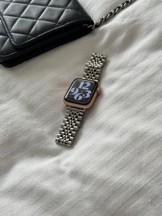 Stalen band Apple Watch (zilver) De Apple Watch Stalen band in het zilver kun je combineren bij een formele, maar ook een casual outfit én daarom is dit bandje perfect voor elk moment! Je kunt dit Apple Watch bandje gemakkelijk verstellen met de toolkit die je van ons bij de band ontvangt. Daarom is de stalen band voor elke polsmaat geschikt. Door de fijne vlindersluiting kun je het smartwatch bandje binnen één klik openen en bevestigen om de pols. Dit horlogebandje maakt jouw smartwatch, maar o Silver Apple Watch Aesthetic, Apple Watch Silver, Engraved Logo, Apple Watch Strap, Stainless Steel Watch, Smartwatch, Silver Watch, Watch Strap, Silver Band