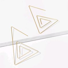 Gold-Toned Triangular Geometric Earrings Eardrop Height: 2.6 Inches (6.5 Cm) Handmade Wire Jewelry, Wire Earrings, Wire Art, Bijoux Diy, Online Earrings, Earrings Collection, Earrings Color, Diy Earrings, Cute Jewelry