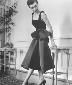 1949 Dior LBD - timeless elegance Christian Dior New Look, 40s Mode, Dior New Look, Fashion 1940s, Dior Collection, Dior Dress, Look Retro, Dior Vintage, 1950s Style