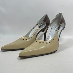 Tod's High Heels 9.5 Leather Spike Shoes Pumps Adjustable Beige Brown Italy In Very Good Pre-Owned Condition. Please See All Photos Carefully...And Ask For More. Photos Are An Integral Part Of This Listing And All Listings. Please Enlarge And Examine Them Closely. Pilling: Pilling Is Not A Fabric Defect And May Be Present On Our Pre-Owned Items. Pilling Happens Naturally When Fibers In The Material Become Loose And The Friction Caused By Movement On The Fibers, Cause Them To Ball Up. This Is Normal, Common And Easily Treatable. All Fabrics Will Pill At Least A Little Bit During Their Lifetimes. Color: Color, And Color Names Are Always Subjective. We Do Not Use Any Photo Filters, False Beige Pointed Toe Court Shoes With 4-inch Heel, Cream Leather Heels With 4-inch Heel, Classic Beige Heels With 4-inch Heel, Beige Leather Pointed Toe Heels, Formal Cream Court Shoes With 4-inch Heel, Beige Court Shoes With Deep Heel Cup For Evening, Beige Almond Toe Heels With 4-inch Heel, Cream Pointed Toe Court Shoes With 4-inch Heel, Evening Beige Court Shoes With Deep Heel Cup