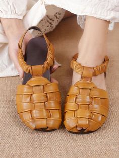 Fabric: Cowhide Leather Overview: (1)Soft Rubble Sole (2)Pigskin Insole Detail In Tile Measurement Size: 35,36,37,38,39,40 Heels:1.5cm #flats #sandals #leather #summer T Strap Flats, Genuine Leather Sandals, Leather Gladiator Sandals, Flats Sandals, Pig Skin, T Strap, Leather Flats, Green Brown, High Quality Leather