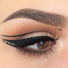 Grafik Eyeliner, Eyeliner Tutorials, Neutral Smokey Eye, Egyptian Makeup, Make Up Designs, Eyeliner Designs, Video Makeup, Graphic Eyeliner, Eyeliner Styles