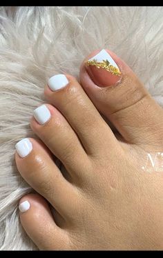 Gelish Pie, White And Gold Pedicure, Gel Pedicure Ideas, Spring Toe Nail Colors, Toenail Ideas, Pedicure Trends, Pedicure Pies, Perfect Pedicure