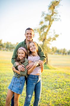 Father 2 Daughters Photoshoot, Father And Daughters Photography, Father Daughter Poses Older, Father And Kids Photoshoot, Single Parent Photoshoot, Single Parent Family Pictures, Dad And Daughters Photo Ideas, Father Daughter Photos Older