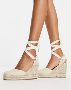 Skor från Schuh Sommarstil Snörning på benet Något spetsig tå Repmellansula Hög kilklack Closed Toe Wedges, White Wedge Sandals, White Espadrilles, Closed Toe Heels, Summer Wedges, High Wedges, Wedge Espadrilles, Fashion Forever, Womens Sandals Wedges