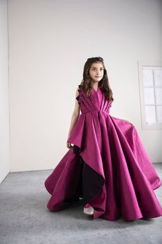 Make your girl shine in this Elegant Burgundy Ball Gown. Perfect for birthdays, parties, and special occasions, this high-low dress features a stunning design with luxurious fabric. Ideal for flower girls and formal events, it ensures your child looks her best. ----DETAILS---- > Floor Length > V-neck > Sleeveless -----COLOR----- If you want the dress in a custom color, please contact us before placing your order. -----Sizes----- 6m-12m-2Y-3-4-5-6-7-8-9-10-(custom size) The size chart is in the p Burgundy Ball Gown, Dress Birthday Party, Occasion Outfit, Dress Birthday, Gowns For Girls, Special Occasion Outfits, Pleated Bodice, Silk Gown, Birthday Party Dress