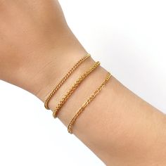 It's the perfect layering, stacking bracelet! Wear it alone, or layered with your other favourite pieces. Material 14 Karat Gold Filled. Nickel free. Suitable for sensitive skin. Quantity & Measurement One link chain bracelet Adjustable length: 6.5 +1 inches extension Closure: Parrot clasp * Bracelet for layering purposes only. Sold separately. Bezel Bracelet, Coin Bracelet, Link Chain Bracelet, Luxury Earrings, Clasp Bracelet, Luxury Necklace, Figaro Chains, Luxury Rings, Bar Bracelets