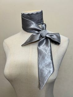 Neck Clothes Style, Tie Styling Women, Unique Accessories Fashion, Tie Outfits For Women, Hand On Neck, Outfits With Ties, Neck Tie Outfit, Bows Outfit, Neck Scarf Outfit