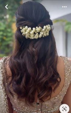 Curls Hairstyles Indian Wedding, Tamil Saree Hairstyles, Curls With Flowers In Hair, Traditional Hairstyle With Flowers, Hair Styles With Flowers Indian, Designer Saree Hairstyle, Hairstyles For Lehenga Look, Indian Hair Braid, Hairstyle With Flowers Indian