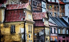 an old building with many windows and some rusted out roof tops in the city