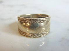 FOR SALE IS THIS WONDERFUL WOMENS VINTAGE ESTATE STERLING SILVER MODERNIST RING. THE RING WEIGHS 6.2g, AND IS A SIZE 7.75. ANY QUESTIONS PLEASE DO NOT HESITATE TO ASK. BE SURE TO CHECK OUT SOME OF MY OTHER GREAT ITEMS UP FOR SALE. THANK YOU. IF THERE ARE ANY ISSUES PLEASE CONTACT US, WE'RE ALWAYS HAPPY TO TRY TO HELP YOU OUT AS BEST AS WE CAN. Snake Ring Silver, Citrine Bracelet, Arrow Ring, Modernist Ring, Silver Heart Ring, Chalcedony Ring, Snake Ring, Cz Ring, Sterling Silver Heart