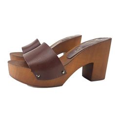 HANDMADE CLOGSwood-effect clogs made in italy-brown leather upper-heel 9 cm + plateau 3 cm-craftsman-madeDON'T FORGET TO CHECK THE SIZE BEFORE YOU COMPLETE THE ORDERSize and LENGTH OF THE SHOE ALONG THE CURVE:36 EU = 5 US = UK 4  = 23.50 CM37 EU = 6 US = UK 5  = 24.00 CM38 EU = 7 US = UK5.5 = 24.50 CM39 EU = 8 US = UK 6  = 25.00 CM40 EU = 9 US = UK6.5 = 25.50 CM41 EU = 10US = UK7.5 = 26.00 CM Brown Open Toe Clogs With 4-inch Heel, Brown High Heel Platform Clogs, Brown Wooden Platform Clogs, Brown High Heel Clogs With Deep Heel Cup, Wooden Platform Clogs With Round Toe, Brown Leather Clogs With 4-inch Heel, Brown Closed Toe Clogs With Deep Heel Cup, Brown High Heel Mules With Padded Heel, Brown High Heel Mules With Deep Heel Cup