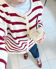 Girly College Outfits, Onitsuka Tiger Outfit, Outfit Hijab Ideas, Maroon Outfit, Outfit Cardigan, Clean Fashion, Muslim Fashion Outfits, Outfit Hijab