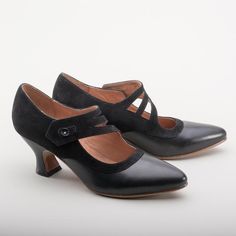 I'm going to save money to buy these heels (leather, US company) suitable for everyday & for Fair outfit (c. 1920 or 1930) Flapper Shoes, Edwardian Shoes, 1930s Shoes, 1920s Shoes, American Duchess, Car Trip, Accessory Ideas, Retro Clothing, Navy Shoes