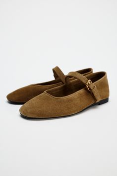 SUEDE BALLET FLATS 2024 Flat Shoes, Suede Flats Outfit, 2024 Shoe Trends, Brown Flat Shoes, Nicole Fashion, Ballet Flats Outfit, Blazers Shoes, Suede Ballet Flats, Coat Shoes